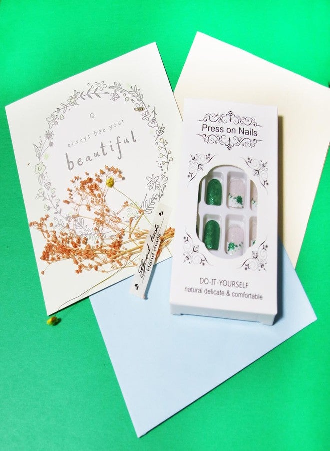 أظافر لاصقة قصيرة مربعة الشكل بطرف فرنسي، بتصميم برسيم أخضر لامع، تغطي كامل الأظافر، مناسبة ليوم القديس باتريك، مصنوعة من الأكريليك بلون البشرة، مثالية للنساء والفتيات، وإكسسوارات فن تزيين الأظافر. - Image 4